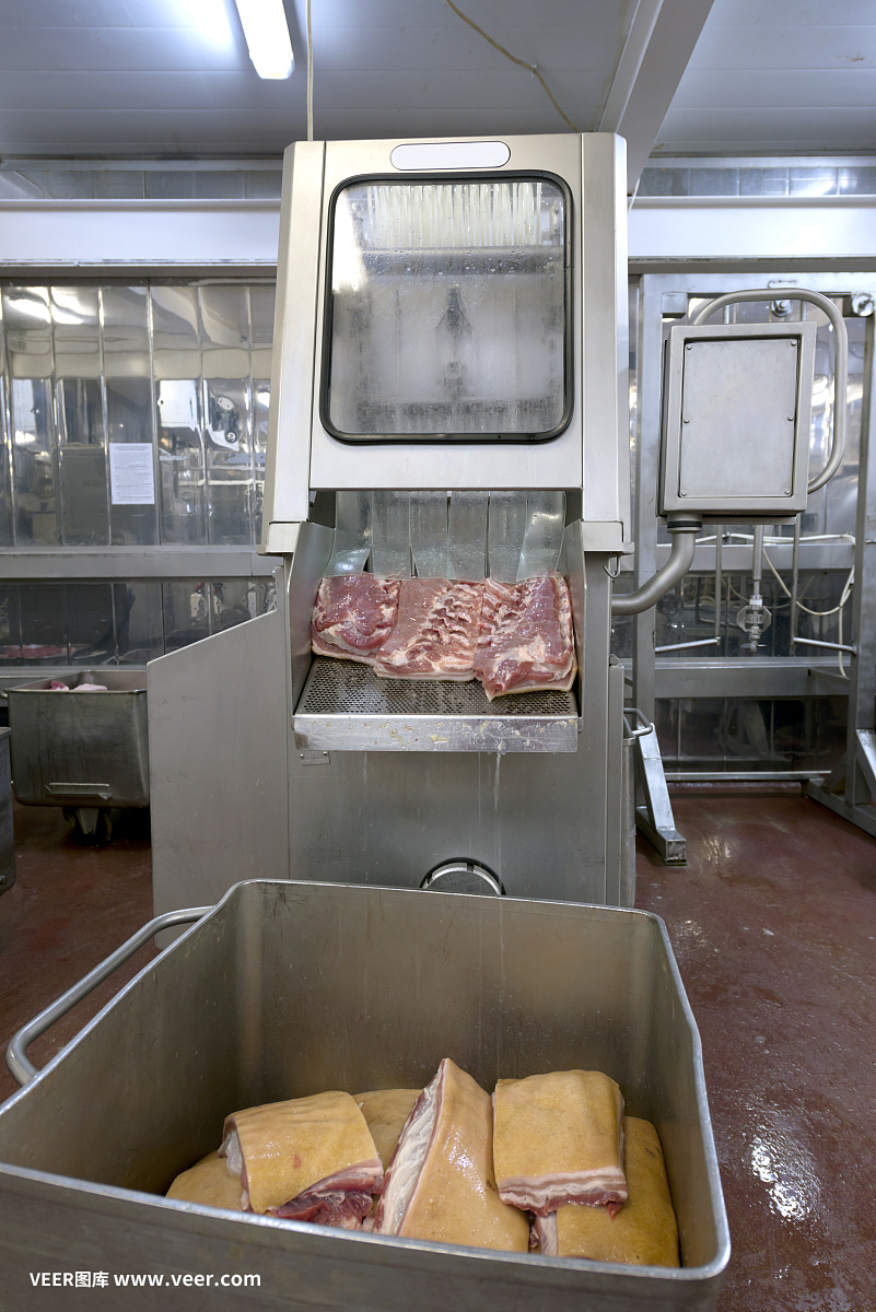 食品工廠的生產線。肉類產品的準備。